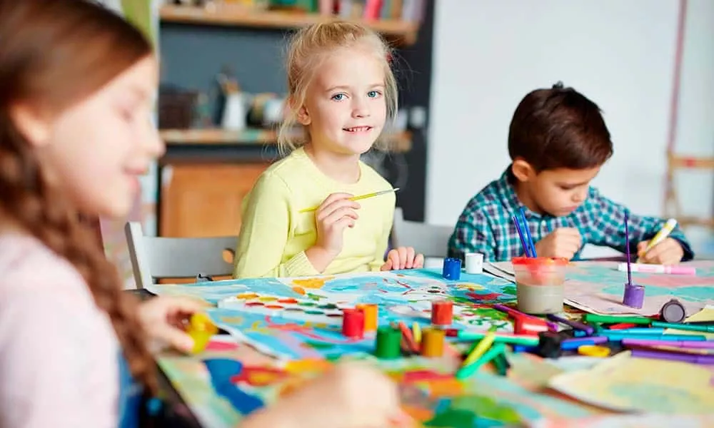 Niños pintando en taller Animarte